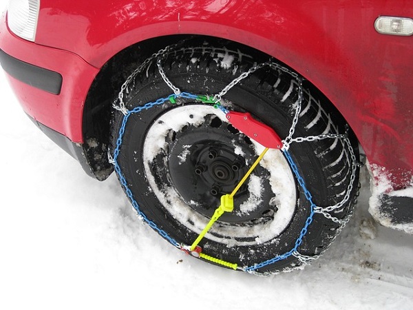 Car tire chains for a snow